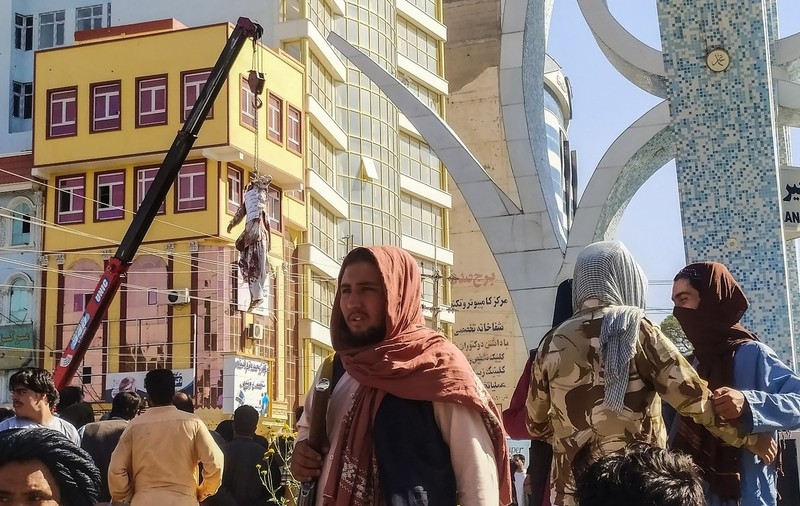 Talibanii au ucis cu pietre o femeie și un bărbat care aveau o relație fără să fie căsătoriți