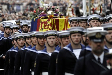 Sicriul reginei Elisabeta a II-a este transportat de la Westminster Abbey către Castelul Windsor în timpul funeraliilor din 19 septembrie 2022.