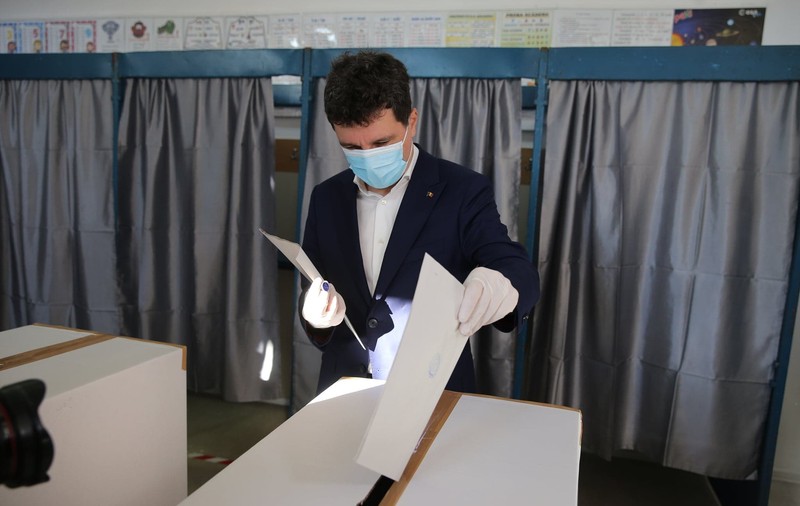 Nicușor Dan, cu familia la secția de votare: „Aștept de mult votul asta și am votat cu sete”
