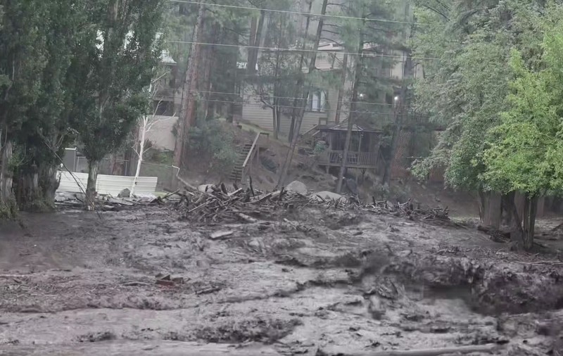 Imagini cu momentul în care un sat din New Mexico este inundat. Cel puțin 3 oameni au murit înghițiți de ape, dintre care 2 copii
