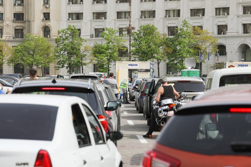 Vaccinare din mașină în Piața Constituției | Foto: Vlad Chirea