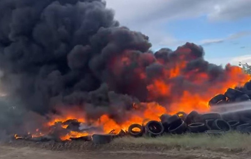 Incendiu la un depozit de cauciucuri din Șendreni, Galați. Mesaj Ro-Alert din cauza fumului gros care se vede de la kilometri depărtare | VIDEO