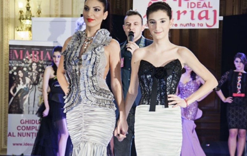PRIMELE FOTOGRAFII cu Andreea Tonciu şi sora ei pe podiumul de modă. Le stă bine? | FOTO