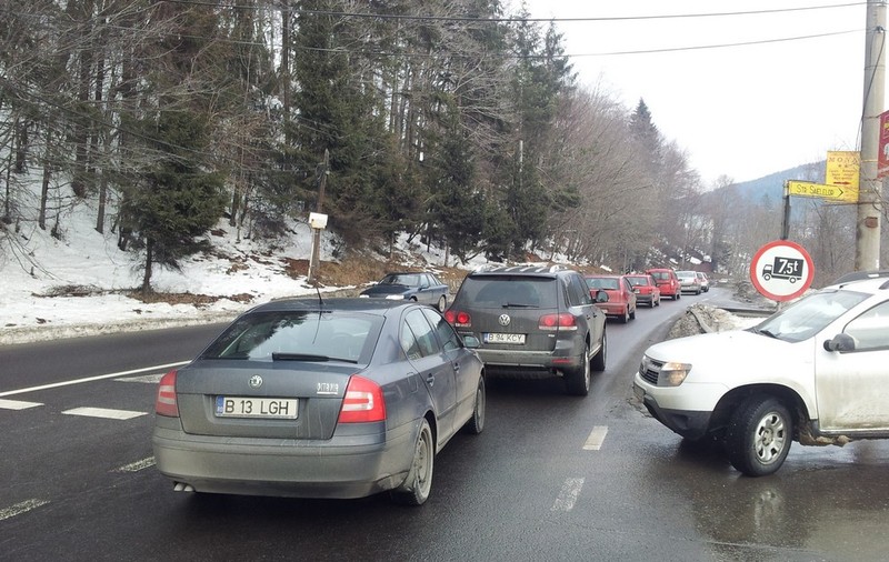 Aglomeraţie mare pe Valea Prahovei! Turiştii stau cu orele încolonaţi pe DN1 şi apoi la coadă la teleferice