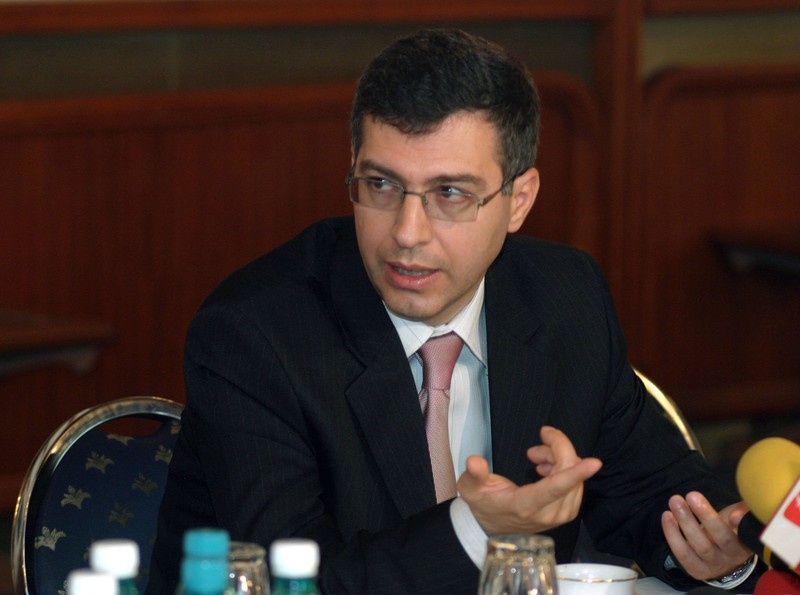 Ionuț Popescu spune că ”samsarul iese mereu în câștig doar în refrenele comuniste”, în realitate, mulți dintre aceștia fiind ”tot niște amărâți care au câteva tarabe la care îngheață de dimineață până seara…” | Foto: Hepta
