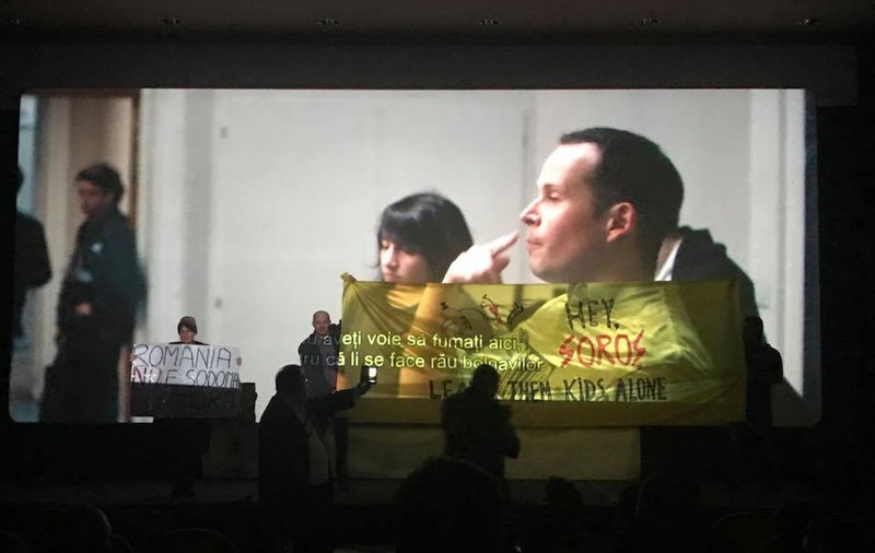 VIDEO/Scandal la MȚR. Un film cu tematică gay, întrerupt de un grup de credincioşi. Tudor Giurgiu: "E ireal, rușine!"