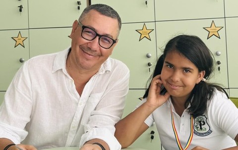 Victor Ponta și Daciana Sârbu, din nou o familie în curtea școlii! Au fost alături de Maria, fiica pe care au adoptat-o împreună, iar imaginile sunt WOW! Ce poză neașteptată a postat Daciana