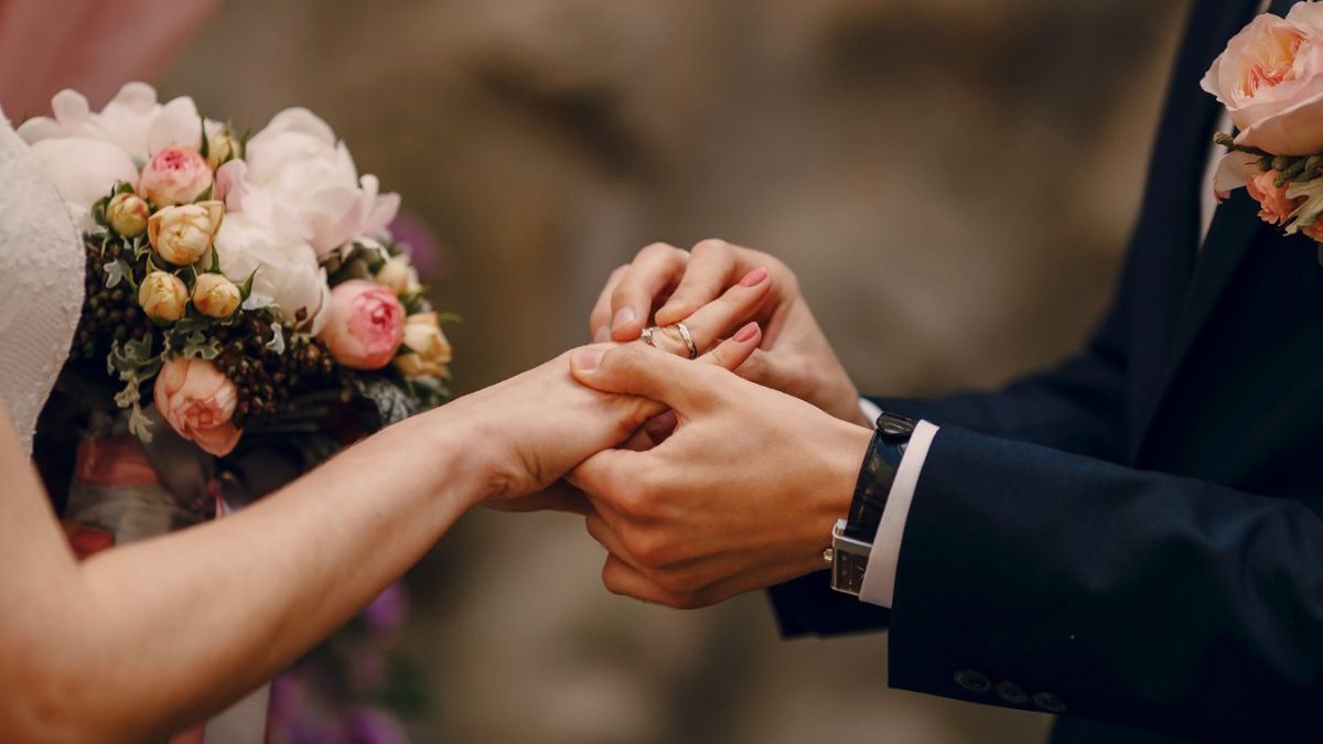 mire care pune verigheta pe degetul unei mirese în timpul ceremoniei de căsătorie
