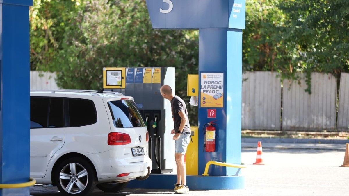 Un șofer se uită la prețurile afișate într-o stație Petrom din București, 24 septembrie 2026. Foto: Libertatea/ Dumitru Angelescu