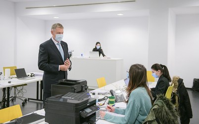 Klaus Iohannis, ieri, 29 noiembrie, la call center-ul DSP București, amplasat la Arena Națională. Foto: Administrația Prezidențială