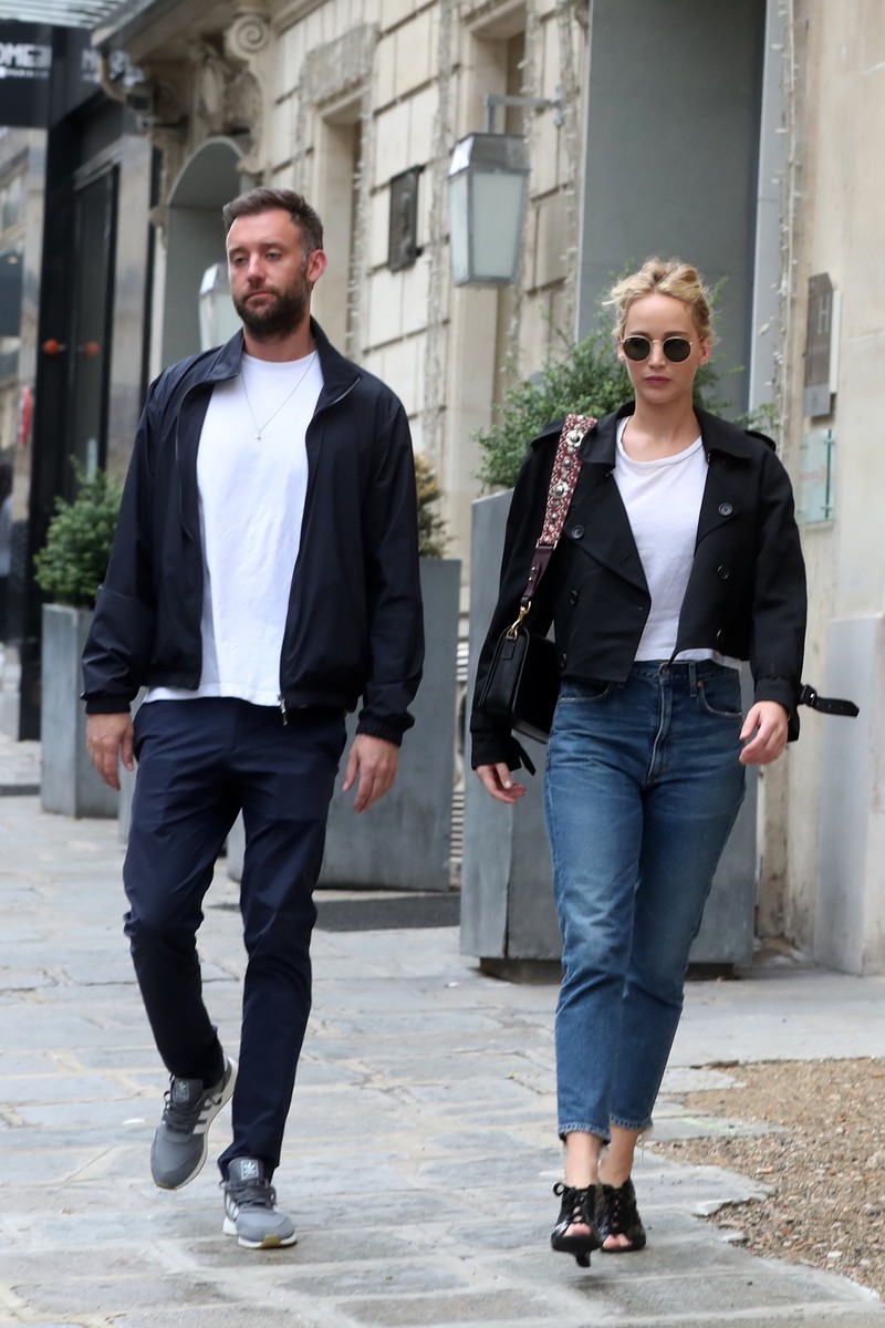 Jennifer Lawrence și directorul Gladestone Gallery din New York (foto HEPTA)