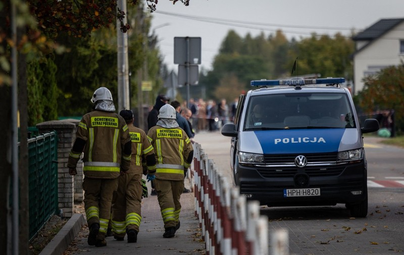 Polițiști și salvatori mobilizați la locul atacului de la școala primară Ioan Paul al II-lea din Leszczydol-Nowiny Sursa foto: Profimedia