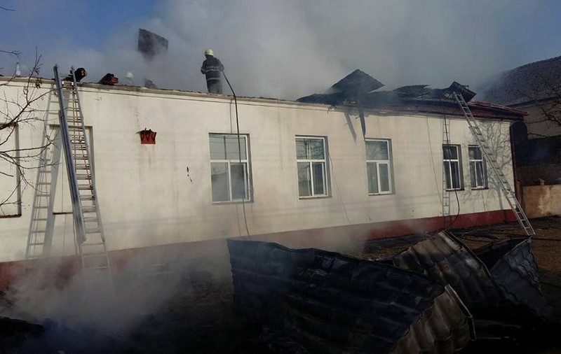 Incendiu la o școală din județul Timiș. Acoperișul clădirii, făcut scrum de flăcările uriașe