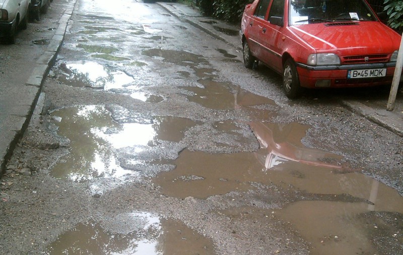 Stradă "bombardată" în Bucureştiul anului 2009