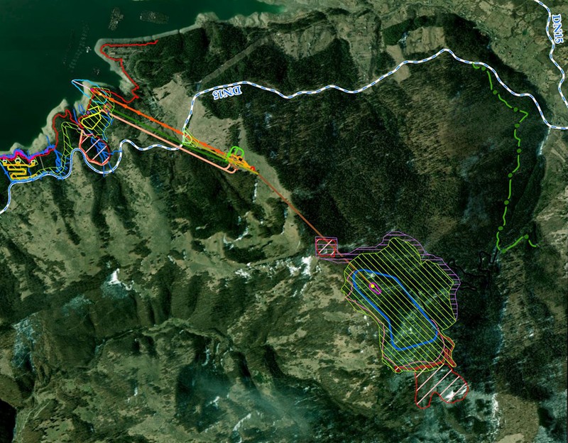 Planul ilustrează amplasarea și componentele centralei hidroelectrice: lacurile, tunel principal și galerii subterane, centrala subterană, prize de apă, puțuri de presiune, galerii de fugă, drumuri de acces și zonele afectate de șantier. În esență, schița arată cum va fi apa transferată între cele două lacuri (Bicaz - în stânga sus, și lacul artificial - contur albastru) prin tuneluri subterane unde este proiectată centrala propriu-zisă