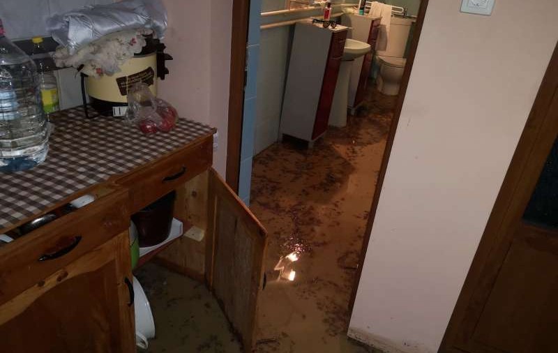 Inundații în Mureș. Peste 100 de case au fost afectate de ploile torenţiale