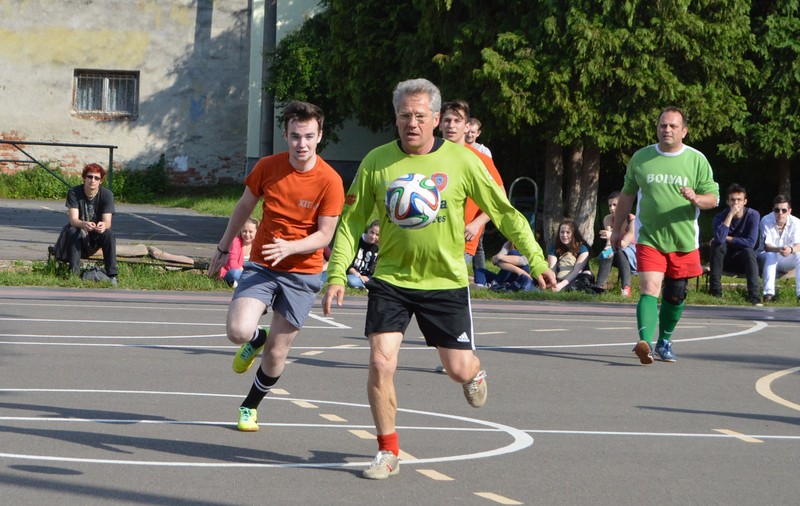Loți Boloni a jucat fotbal cu profesorii și elevii de la un liceu din Tîrgu Mureș GALERIE FOTO