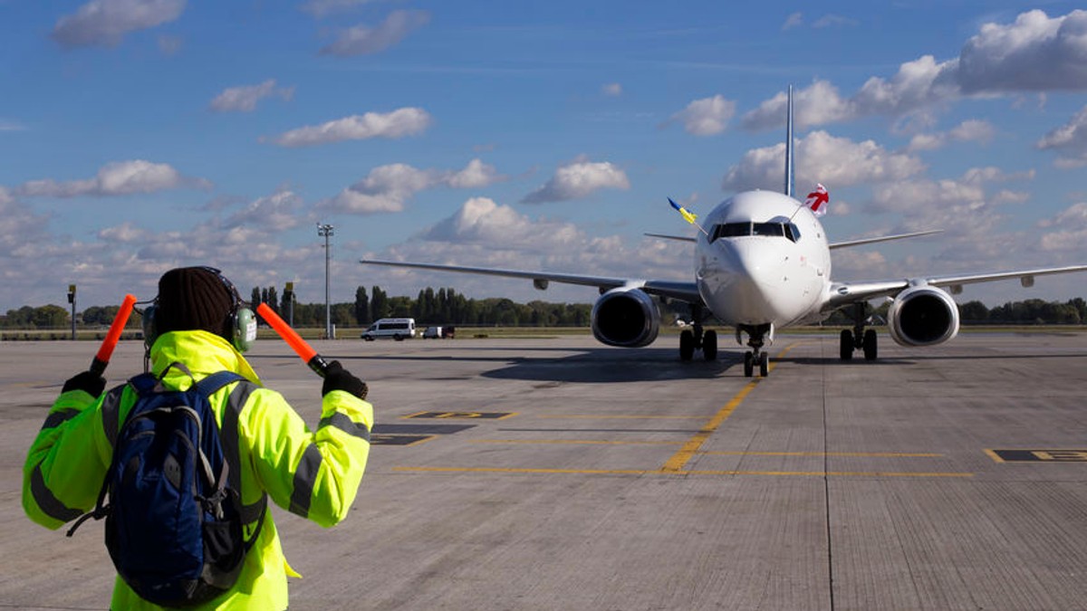 Cum a fost filmat un angajat al unui aeroport. Totul s-a întâmplat pe pistă, în fața pasagerilor