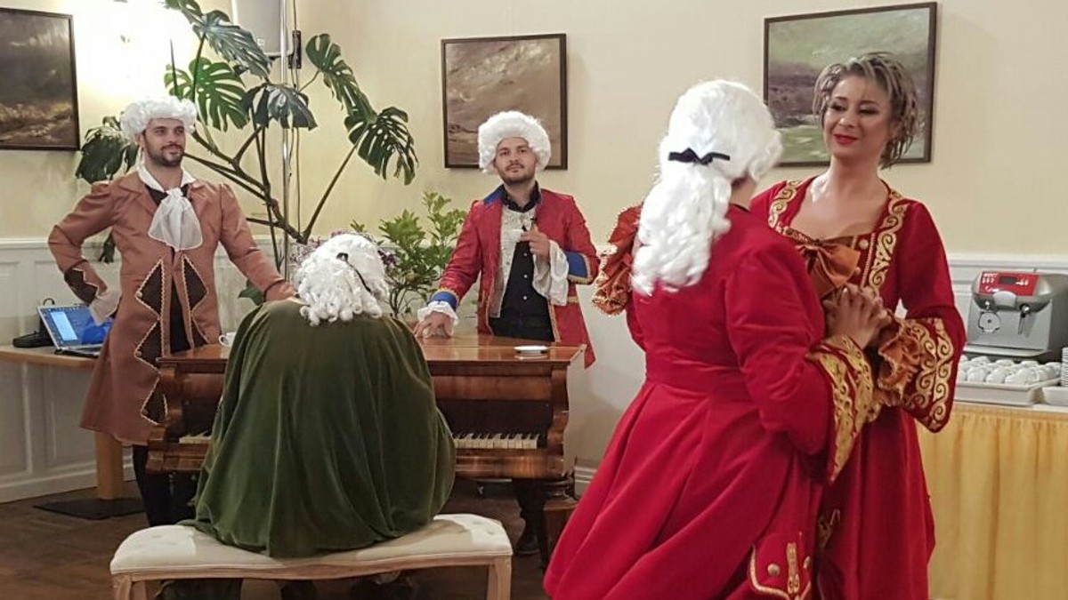 ana maria prodan la balul de la palatul Bruchenthal în duet cu oana roman