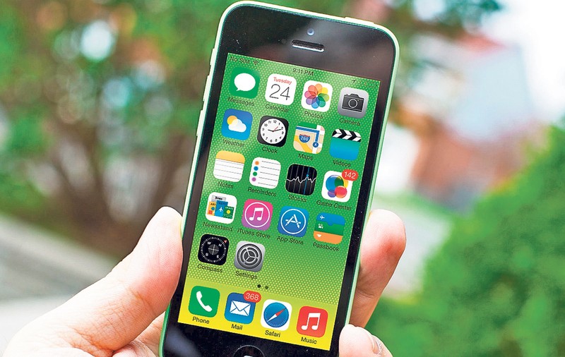 Apple vrea să atragă femeile, lansând un iPhone mic