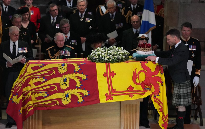 Sicriul reginei Elisabeta a II-a, depus la catedrala din Edinburgh, după o procesiune condusă de regele Charles al III-lea | VIDEO