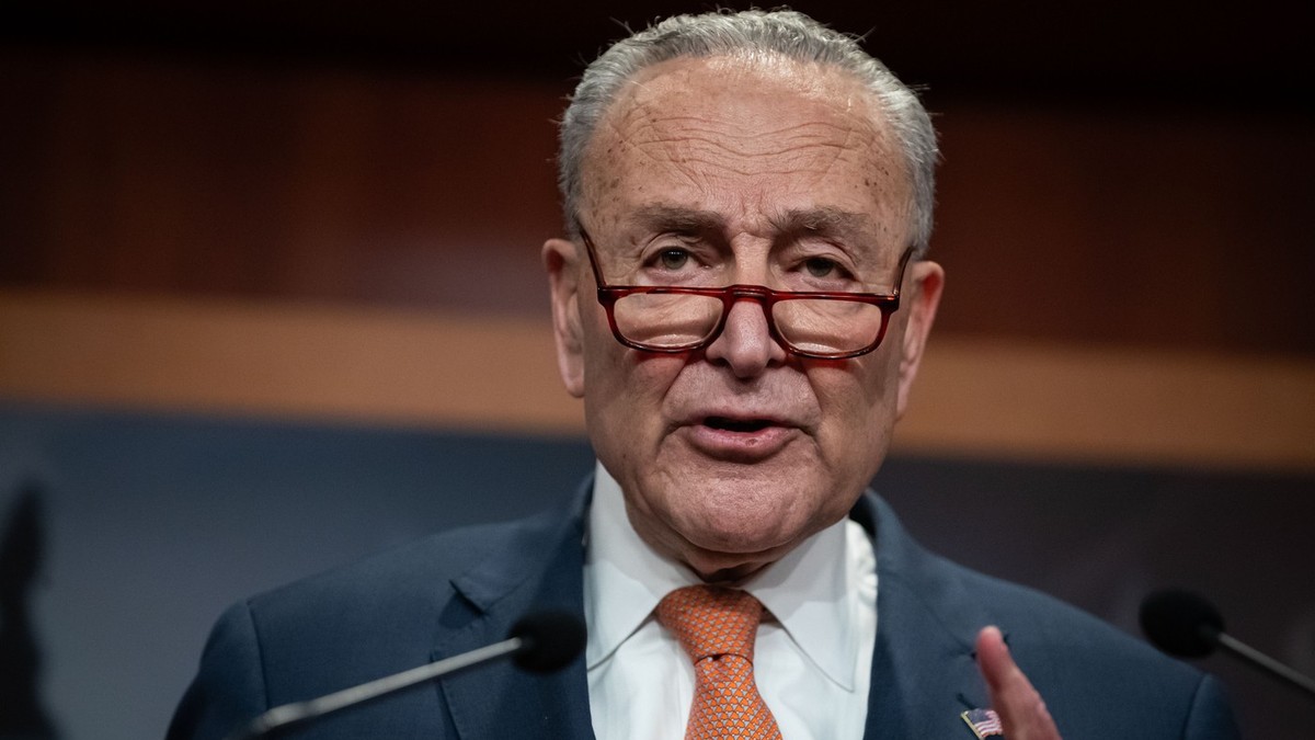 Liderul minorității din Senat, Chuck Schumer (D-NY), susține conferința de presă săptămânală a senatorilor democrați împreună cu liderul minorității din Camera Reprezentanților, Hakeem Jeffries (D-NY)