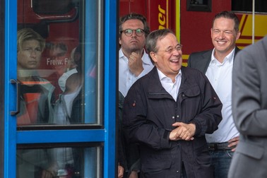 Armin Laschet (CDU) a fost surprins râzând în timpul unei vizite în zonele afectate. Fotografie Marius Becker / AFP / Profimedia
