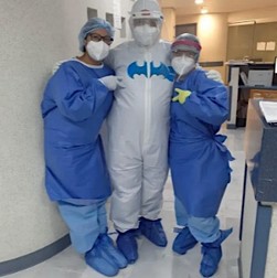 Pe costumul de protecție al doctorului Carlos Alberto Espinoza este desenat semnul lui Batman