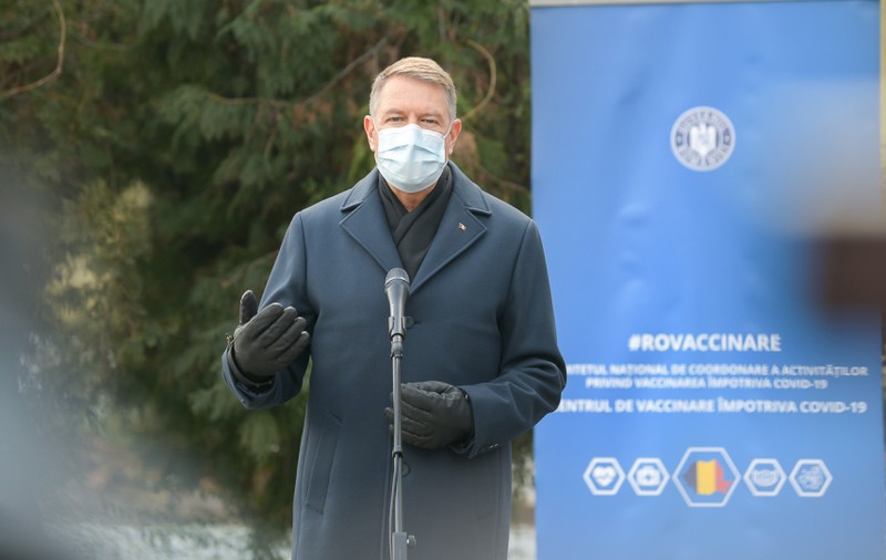 Klaus Iohannis, în vizită la primul centru de vaccinare drive-thru din Bucureşti: „Putem spune că e un succes”