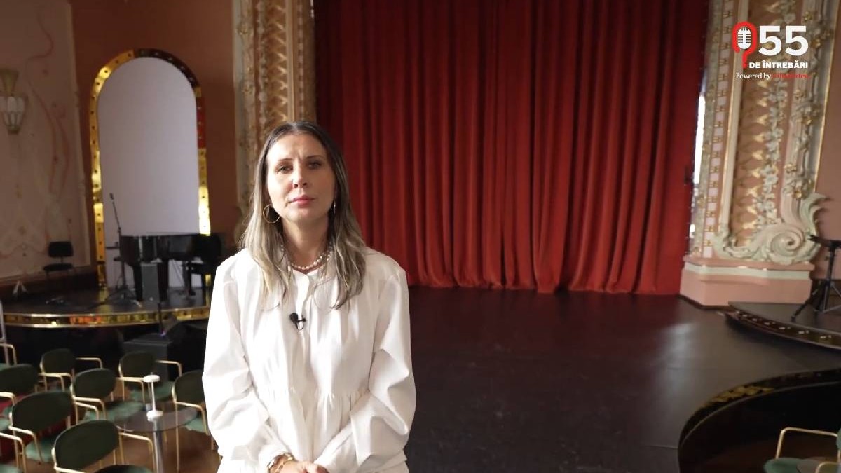 Anamaria Mișa, directoarea Cazinoului din Constanța în fața scenei pe care au performat artiști renumiți