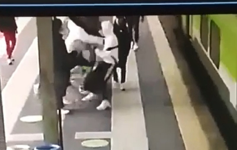 Imagini cu puternic impact emoțional cu momentul în care fiul de 14 ani al unei românce e aruncat de colegi sub un tren, în Italia