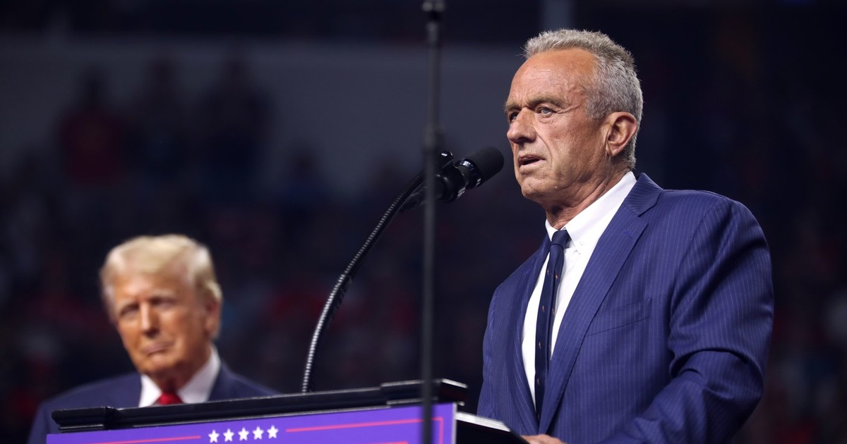 Robert F. Kennedy Jr. (dreapta) face campanie pentru Donald Trump (stânga) după ce și-a retras candidatura la Casa Albă Foto: Profimedia