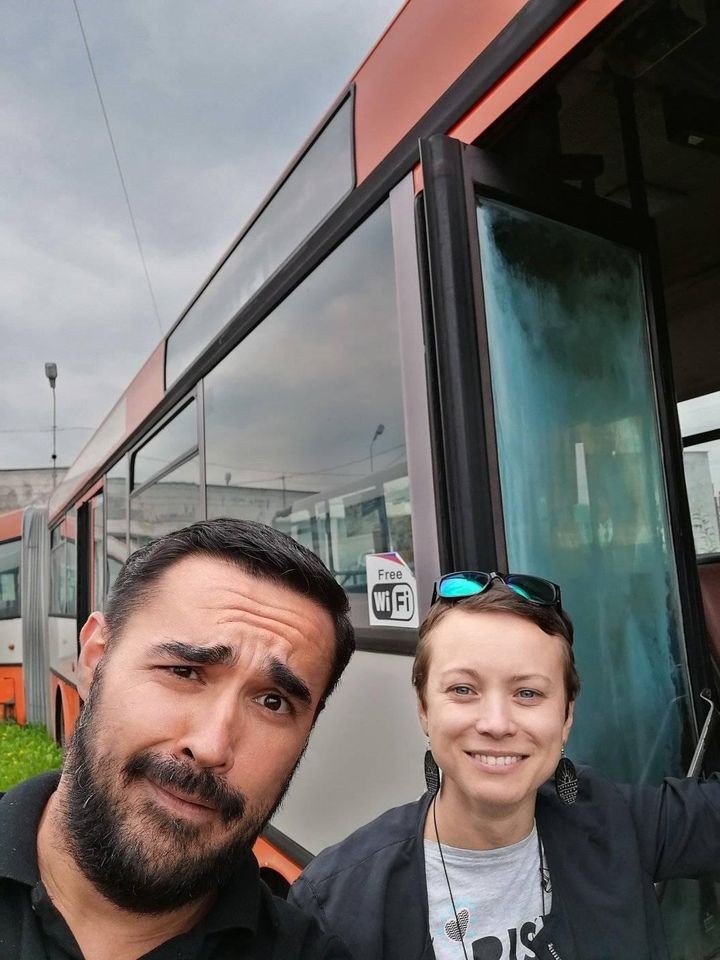 Adrian Secal și Natalia Ginghină, lângă autobuzul pe care-l vor transforma în sală de clasă pentru copiii săraci din sat | Foto: Facebook Adrian Secal