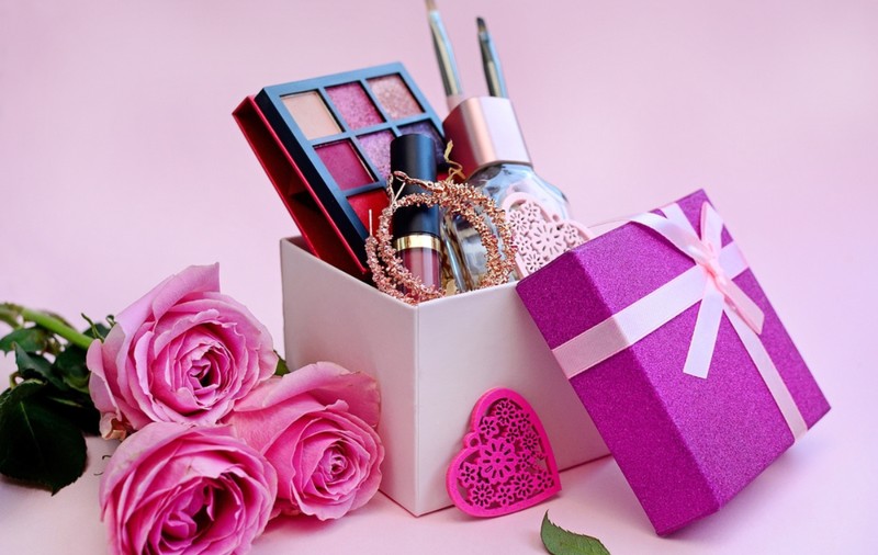 Ce cadou alegi pentru o femeie pasionată de cosmetice?
