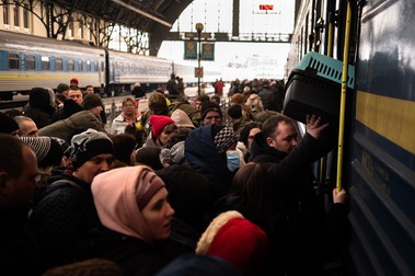 Refugiații se luptă să urce într-un tren în gara principală din Lviv, Ucraina, în direcția Polonia. Foto: Profimedia