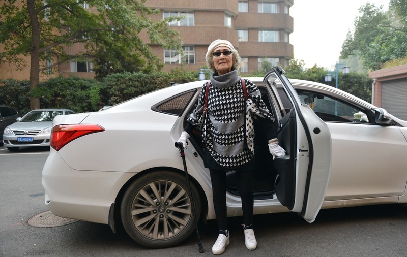 FOTO | Cum arată cel mai bătrân model din China. Femeia încă urcă pe podium, deși are 90 de ani