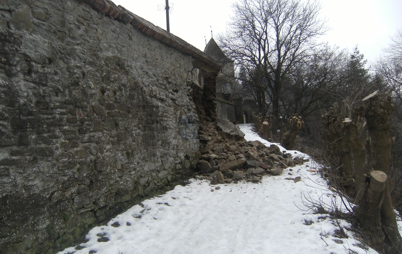 Zidul Cetății Sighișoara s-a prăbușit. Zona a fost izolată