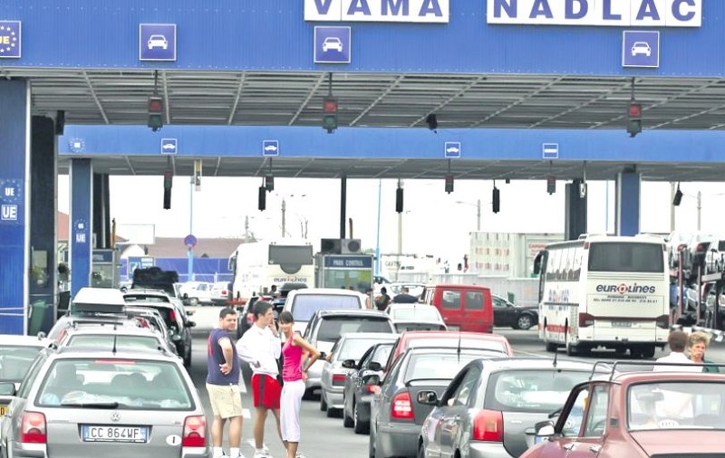 Aglomerație la punctul de trecere a frontierei de la Nădlac II. Se așteaptă 40 de minute la ieșirea din țară