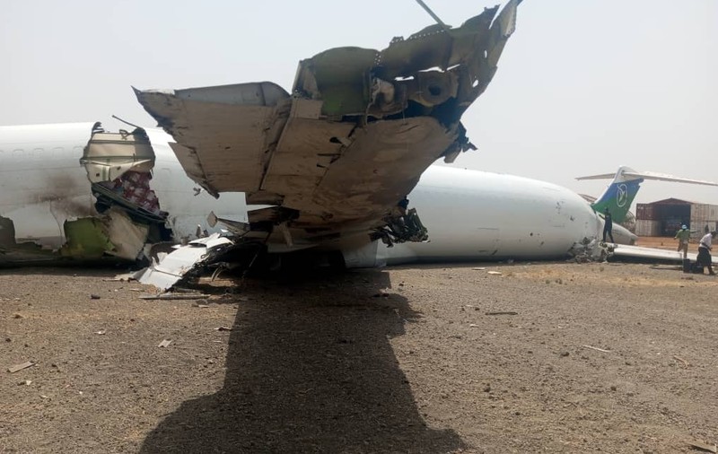 Un avion de marfă s-a rupt în două la aterizare, după ce s-a ciocnit cu epava altei aeronave, în Sudanul de Sud