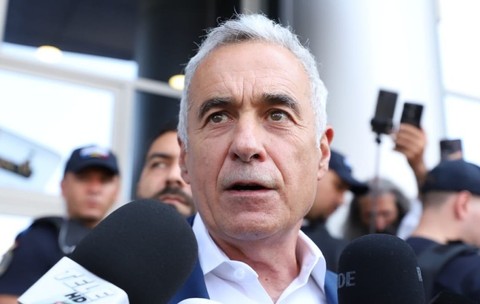 Călin Georgescu, la Înalta Curte de Casație și Justiție a României, cu microfoane în față. Sursa foto: Dumitru Angelescu / Libertatea