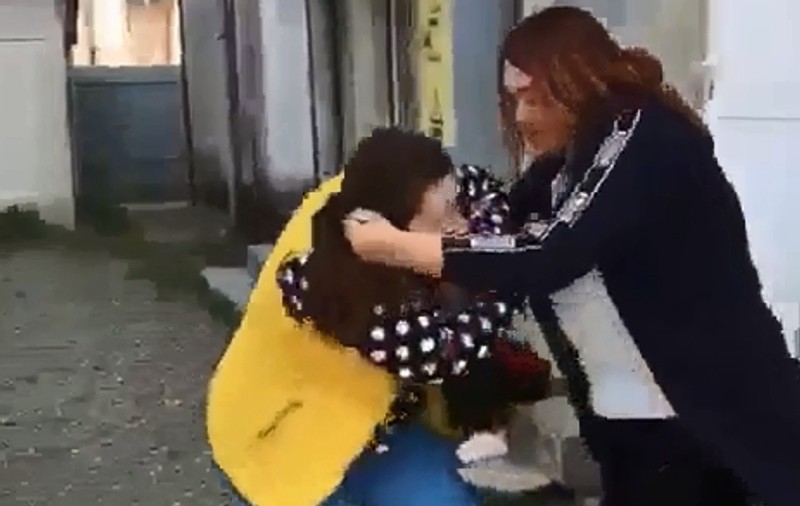 VIDEO | O elevă a bătut cu bestialitate o colegă de școală. Alți copii o "încurajau" să lovească!