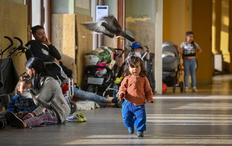 „Voi nu sunteți refugiați”. Reportaj CNN despre discriminarea romilor ucraineni care ajung la București și în alte orașe europene