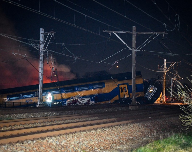 Un tren de călători a deraiat și a luat foc în Olanda. Cel puțin un deces și 30 de răniți