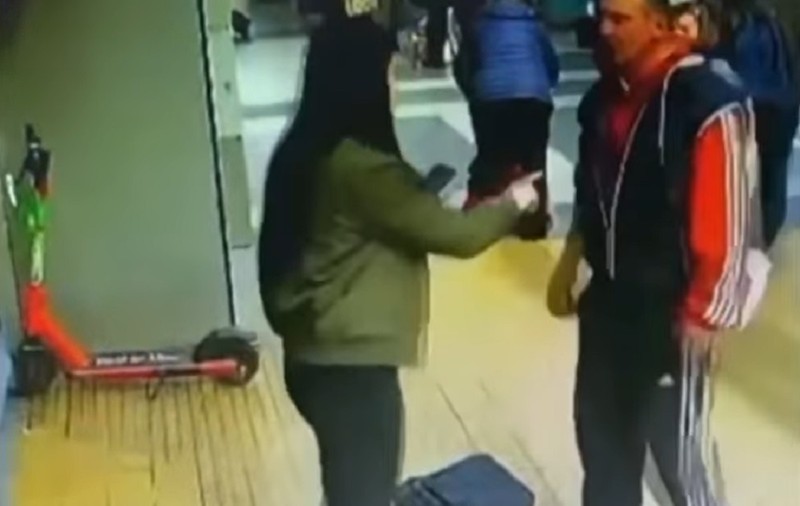 O polițistă a fost pipăită de un bărbat în Gara de Nord și apoi amenințată de acesta, când a vrut să-l rețină: „Agresori sexuali, la liber în societate” | VIDEO