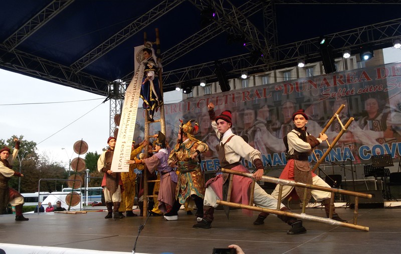FOTO | Festivalul internațional de muzică populară, întrerupt o zi din cauza doliului național