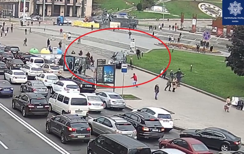 VIDEO / O mașină a intrat direct în oameni, în Maidan, cea mai mare piață din Kiev. Doi morți, patru răniți, între ei un bebeluș