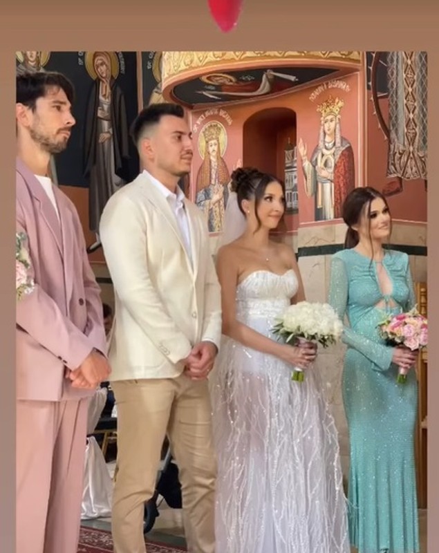 Theo Rose și Anghel Damian, nași de cununie în biserică, deși nu sunt căsătoriți. Cântăreața a și botezat-o pe fetița prietenei sale