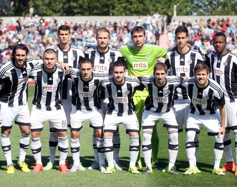 Atacantul bulgar Bojinov, de la Partizan Belgrad, e optimist: ”Steaua e slabă, putem să trece de români. Aici, toți turbează când aud de Steaua, de Steaua Roșie și de alte stele! E mobilizare maximă”. Tânărul ”briliant” Zivkovici: ”Nu jucăm la 0-0!”