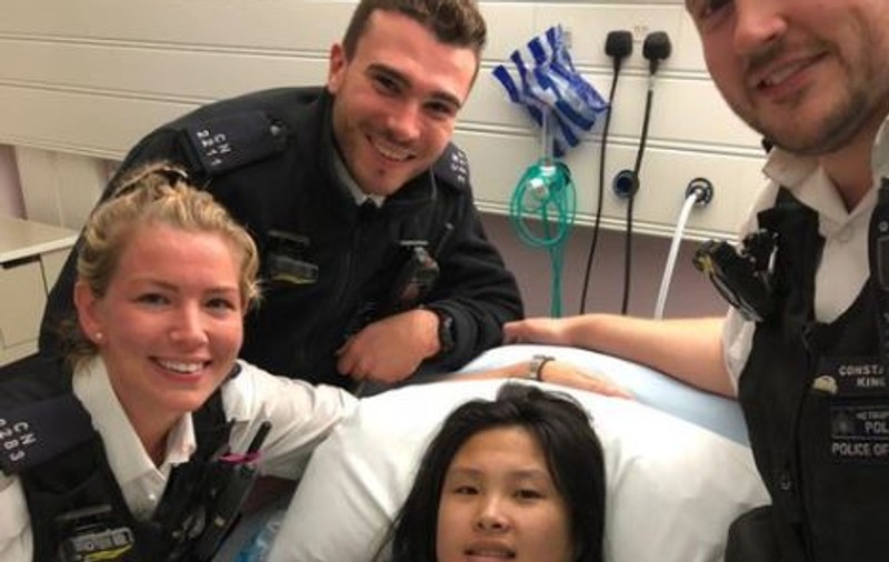 Trei polițiști din Londra au ajutat o femeie să nască, în stradă, în timp ce așteptau să vină ambulanța