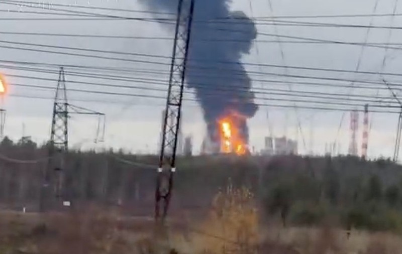 Incendiu, după un atac cu drone, la uzina Gazprom din Surgut Sursa foto: captură @exilenova plus / Telegram via The Moscow Times